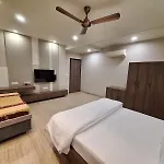 Maharani Villa Benaras - Garden View Apartment 2Bhk Furnished Flat Near Kashi Vishwanath Temple 2 Km